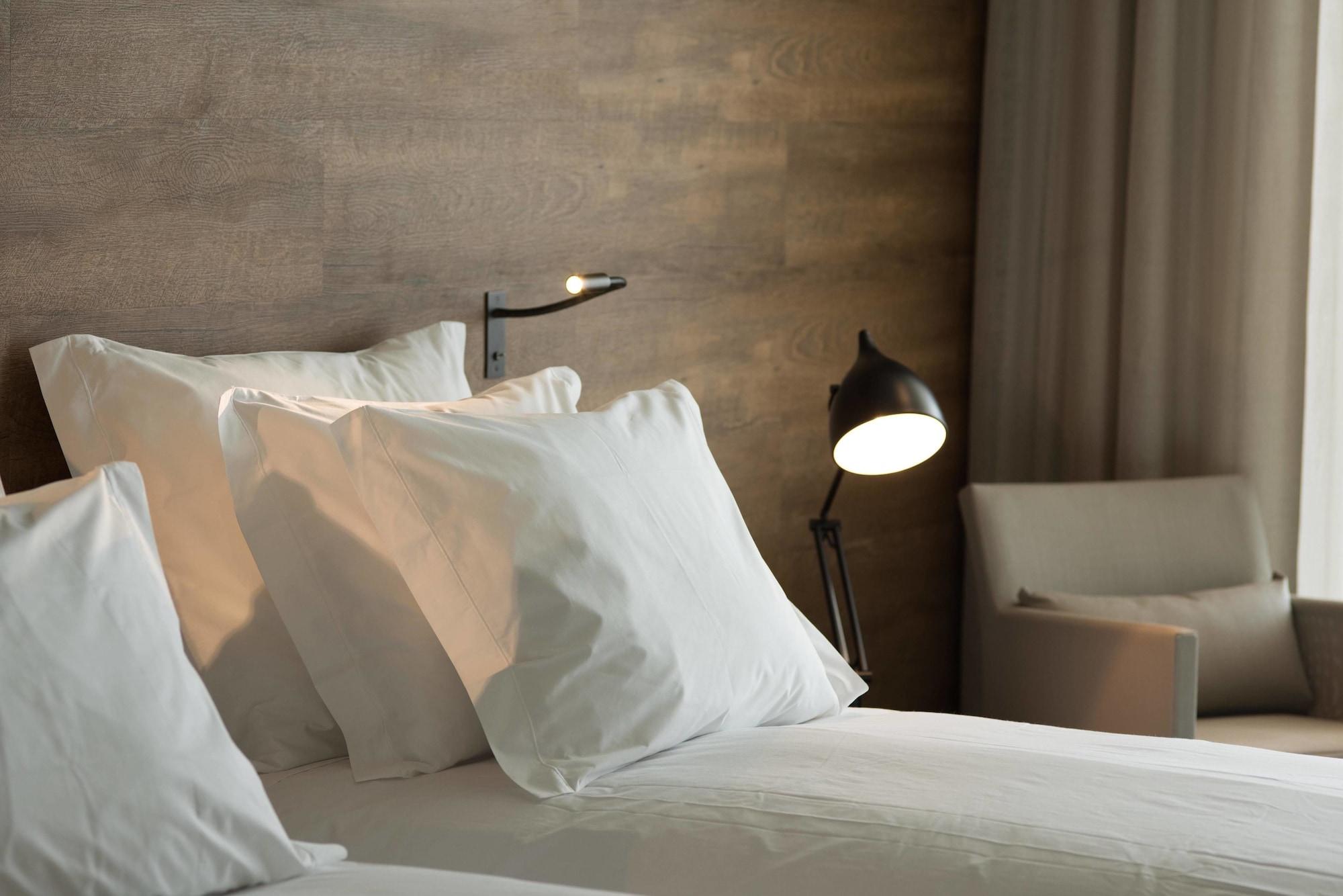 Octant Ponta Delgada Hotel Luaran gambar A bed with pillows