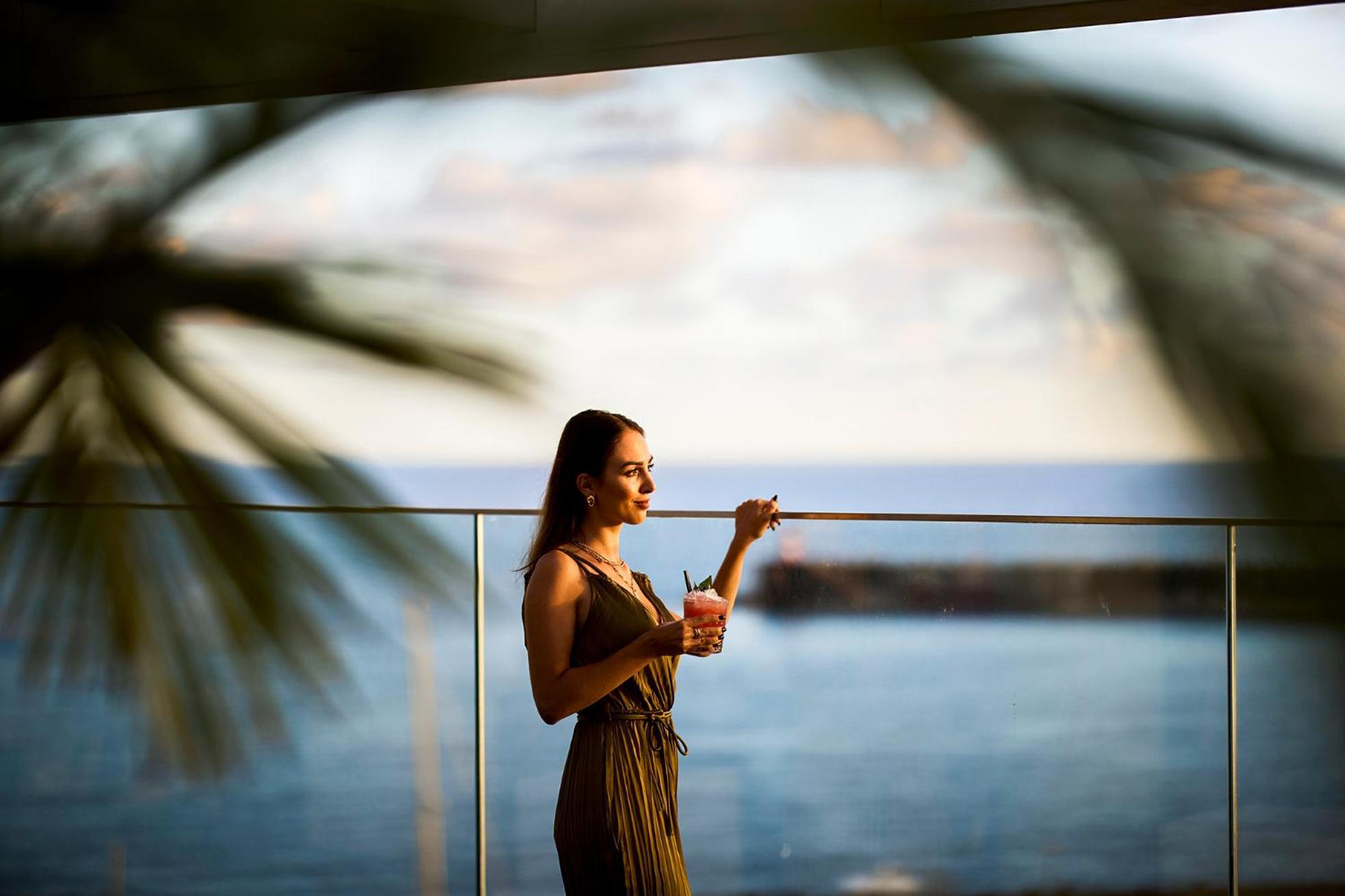 Octant Ponta Delgada Hotel Luaran gambar A woman at the beach