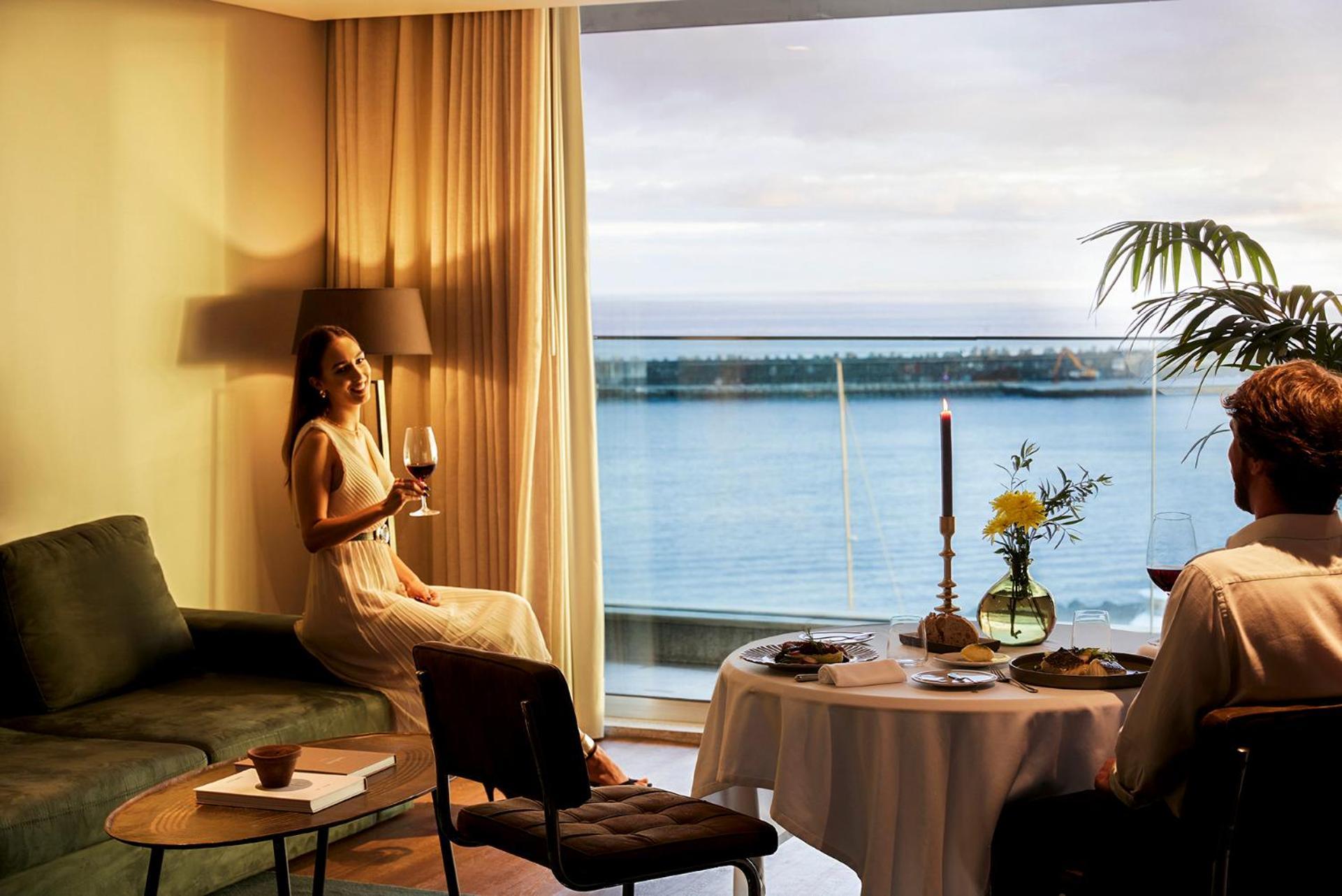Octant Ponta Delgada Hotel Luaran gambar A suite on board
