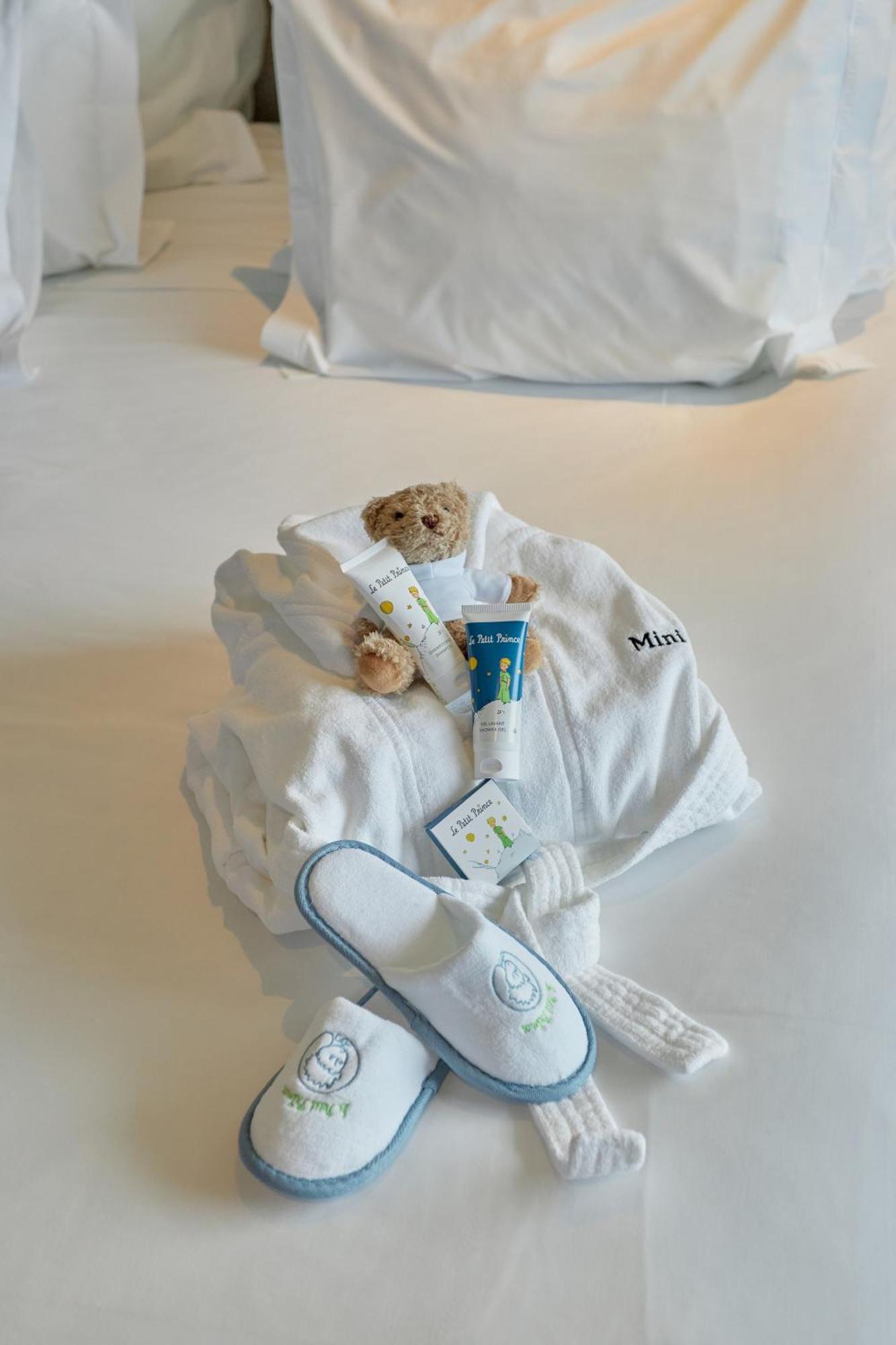 Octant Ponta Delgada Hotel Luaran gambar A bathrobe and toiletries