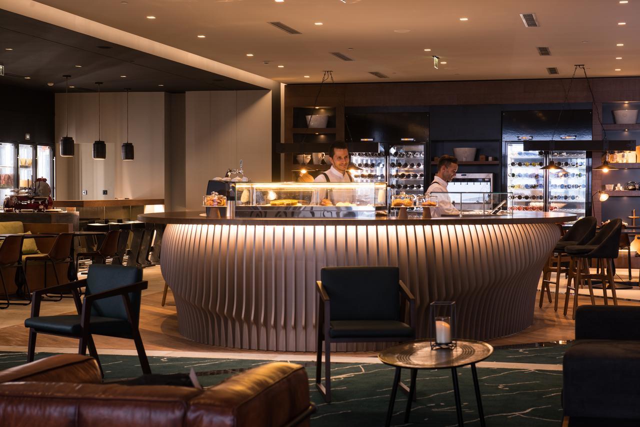 Octant Ponta Delgada Hotel Luaran gambar The bar at the lounge